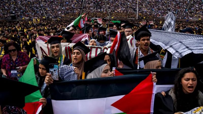 مؤيدون لفلسطين يقتحمون