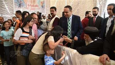  البابا تواضروس يوزع الحلوى على الأطفال احتفالا بعيد القيامة (صور)