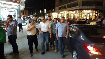 محافظ الشرقية يتفقد شوارع الزقازيق لمتابعة أعمال النظافة 
