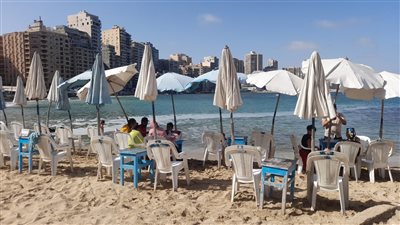 رفع الرايات الحمراء بشواطئ العجمي وغرب وشرق الإسكندرية (صور)