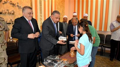 محافظ سوهاج يشارك أطفال 