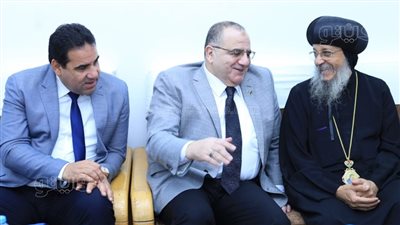 مساعد وزير الداخلية ومدير أمن الأقصر يهنئان المسيحيين بعيد القيامة (صور)