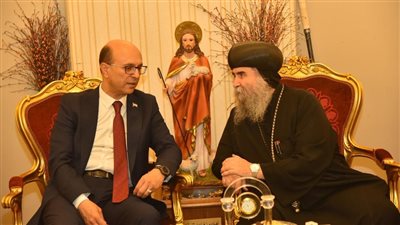 رئيس جامعة أسيوط يزور 5 مطرانيات للتهنئة بعيد القيامة (صور)