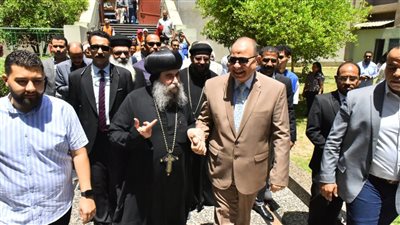 محافظ أسيوط يزور كاتدرائية رئيس الملائكة للتهنئة بعيد القيامة (صور)