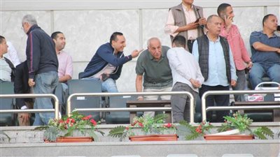 حسين لبيب يدعم الزمالك أمام سموحة من مدرجات إستاد برج العرب (صور)