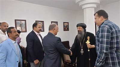 قيادات تنفيذية بالجيزة تزور الكنائس للتهنئة بعيد القيامة (صور)
