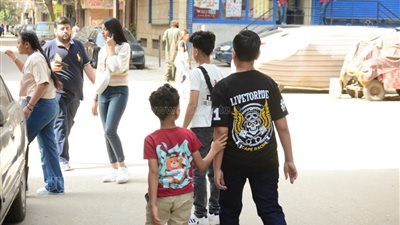  ألعاب نارية واحتفالات للأسر والأطفال في شوارع شبرا بعيد القيامة (صور)