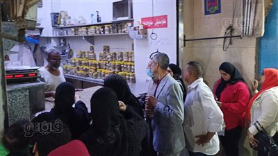 شم النسيم ميحلاش من غير الأسماك المملحة، مواطنو الأقصر يتوافدون على محلات الفسيخ والرنجة (فيديو)