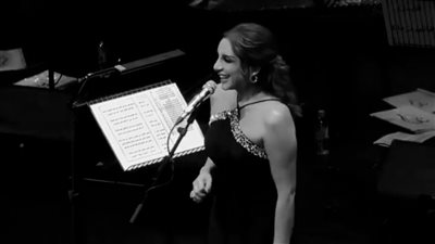 أنغام تشعل حفلها في دبي بأغنية 