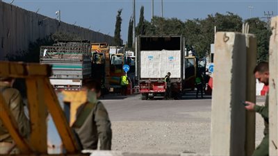 وصول أسرى فلسطينيين إلى معبر كرم أبو سالم تمهيدا لدخولهم الأراضي المصرية