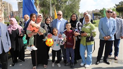 محافظ القاهرة يشارك المواطنين احتفالاتهم بشم النسيم في الحديقة الدولية (صور)