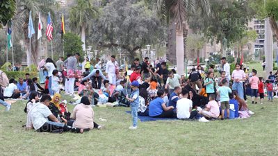 العائلات تتصدر مشهد احتفالات شم النسيم في الحديقة الدولية (صور) 