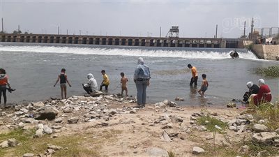 إقبال كبير من المواطنين على قناطر الـ50 عين بزفتى للاحتفال بشم النسيم (فيديو)