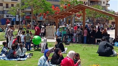 مئات الأسر يحتفلون بشم النسيم بساحة أبو الحجاح بالأقصر (بث مباشر)