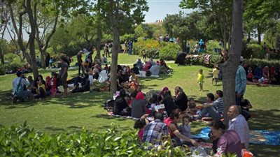 إقبال كثيف من الزائرين على حدائق الجيزة