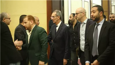 وزير الاتصالات والعديد من الشخصيات العامة في عزاء محمد العزب (صور)