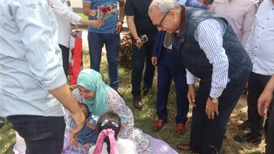 محافظ القليوبية يوزع الورد على المواطنين في شم النسيم (صور)