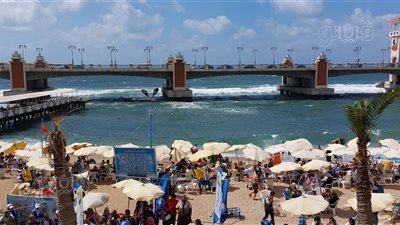 أهالي الإسكندرية يحتفلون بشم النسيم على شاطئ ستانلي (فيديو) 