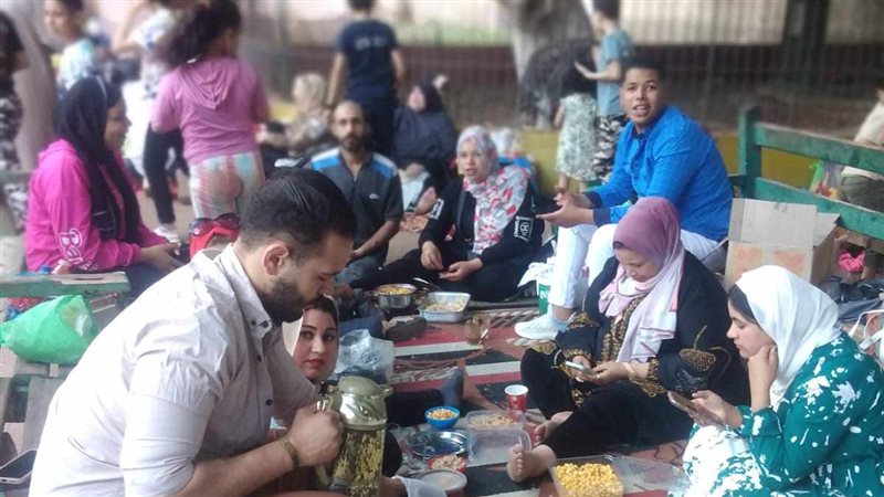 الأهالي يفترشون الأرض