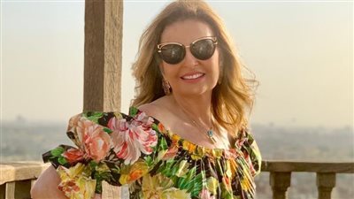 يسرا تحتفل بعيد الربيع بجلسة تصوير وألوان زاهية