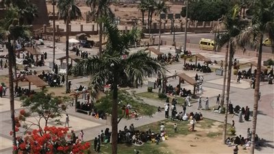 مع ساعات المساء، توافد المواطنين على ساحة أبو الحجاج وكورنيش النيل بالأقصر