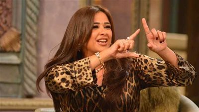 ياسمين عبد العزيز تكشف قصة انفصال والدها ووالدتها وعملها بالإعلانات