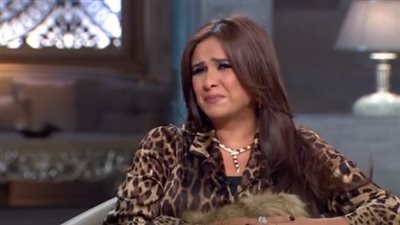 ياسمين عبد العزيز تبكي على الهواء وتكشف لأول مرة تفاصيل انفصالها عن أحمد العوضي (فيديو)