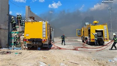عناصر الإطفاء المصرية تتصدى للحرائق الناتجة عن استهداف مخازن المساعدات بالجانب الفلسطيني