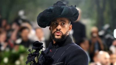 Bad Bunny يخطف الأنظار على سجادة الميت جالا الخضراء