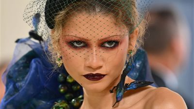 بدون حواجب، زيندايا تخطف الأنظار في الميت جالا