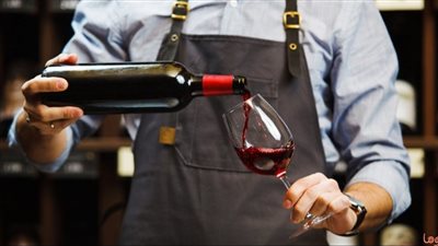 تفسير رؤية بائع الخمر في المنام وعلاقتها بالحصول على ميراث كبير