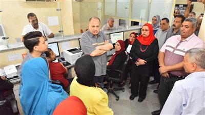 محافظ أسيوط يفاجئ 3 مراكز تكنولوجية لمتابعة استقبال طلبات التصالح ( فيديو وصور)