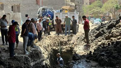إصلاح كسر في خط المياه الرئيسي أسفل الطريق الدائري بالعمرانية (صور)