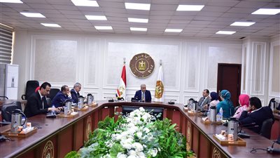 وزير العمل يستمع من مُمثلي الاتصالات إلى خطة عمل منصة البنية المعلوماتية لسوق العمل