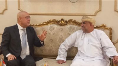 وزير الإسكان يستقبل نظيره العماني والوفد المرافق له بمطار القاهرة الدولي 
