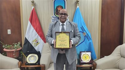 تكريم رئيس جامعة الأقصر تقديرًا لجهود الجامعة في تنفيذ برنامج وعي للتنمية المجتمعية