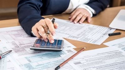 السياسات الضريبية الجديدة.. انطلاقة لتحسين العلاقة بين المستثمرين ومصلحة الضرائب.. وخبراء: تشجيع للقطاع الخاص