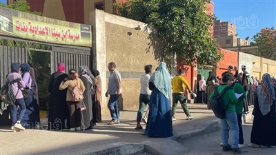 بدء توافد طلاب صفوف النقل على اللجان لأداء امتحانات نهاية العام (صور)