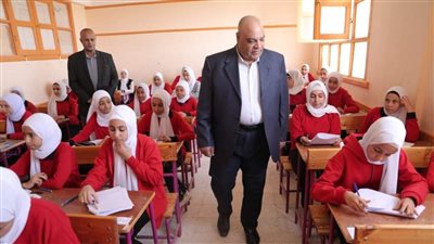 انطلاق قطار امتحانات نهاية العام لصفوف النقل بالمراحل التعليمية المختلفة بالوادي الجديد 