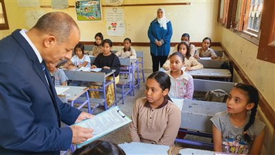 وكيل تعليم الأقصر يتابع الامتحانات بالمدارس