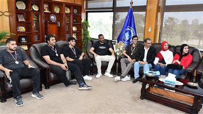 تكريم طلاب جامعة الإسماعيلية الفائزين بجوائز المهرجان الرياضي (صور)