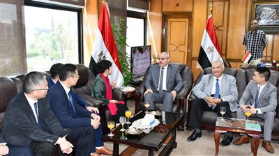 رئيس جامعة قناة السويس يستقبل وفد الأكاديمية الصينية للعلوم الاجتماعية (صور)