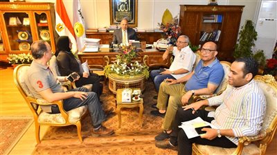 محافظ أسيوط يواصل لقاءاته لتلبية احتياجات المواطنين