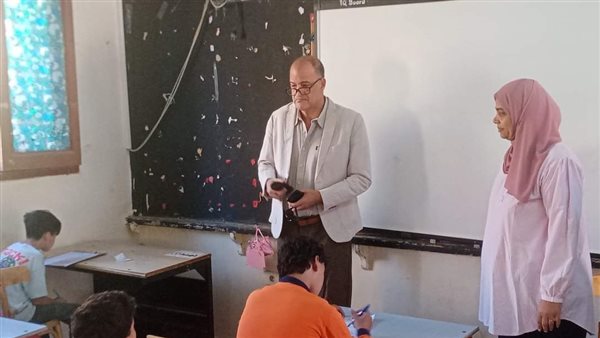 وكيل تعليم الإسماعيلية يتفقد مدرسة عمر مكرم ويتابع سير الامتحانات (صور)