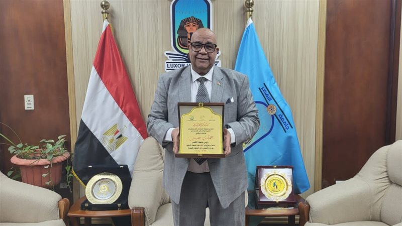 تكريم رئيس جامعة