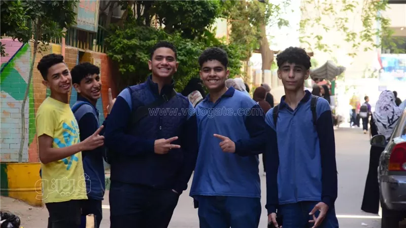 طلاب الصف الأول الثانوي