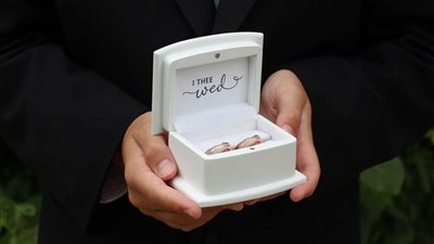 رجل يسرق حساب زوجته البنكي لسبب غريب 