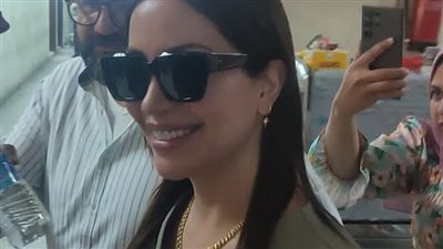 نسرين طافش تتسلم شهادة من محكمة جنوب الجيزة لرفع قرار منع السفر