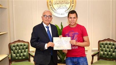 وزير التعليم يكرم أحد الطلاب المبتكرين بالتعليم الفنى