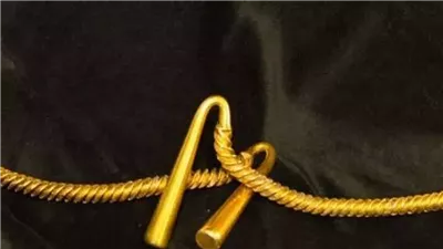 سواران ذهبيان ورابطة عنق، تفاصيل سرقة متحف بريطاني 